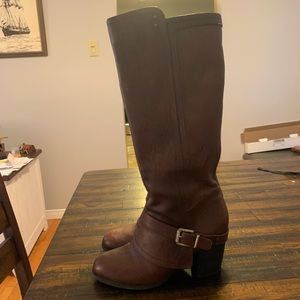 Knee high brown leather Fergie boots with leopard lining.